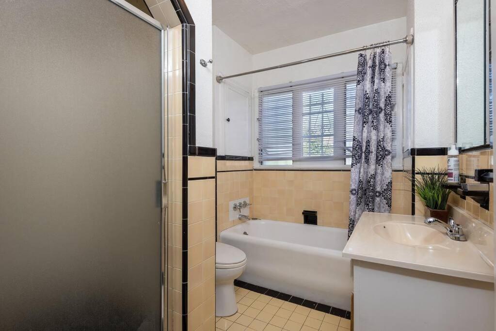Serenity In The City: 2br W/ Hot Tub *