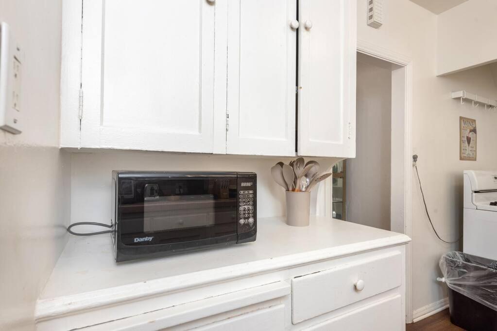 Serenity In The City: 2br W/ Hot Tub *