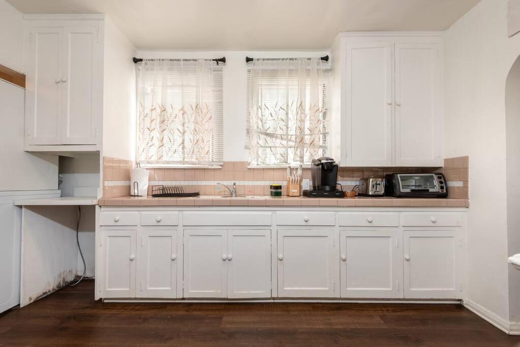 Serenity In The City: 2br W/ Hot Tub