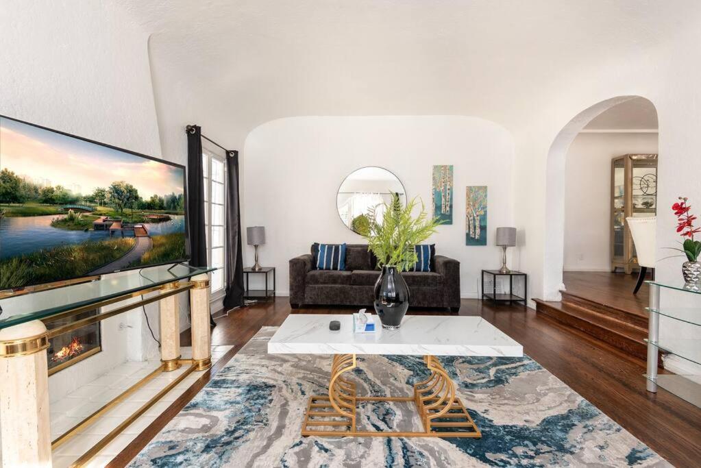 Serenity In The City: 2br W/ Hot Tub * Los Angeles