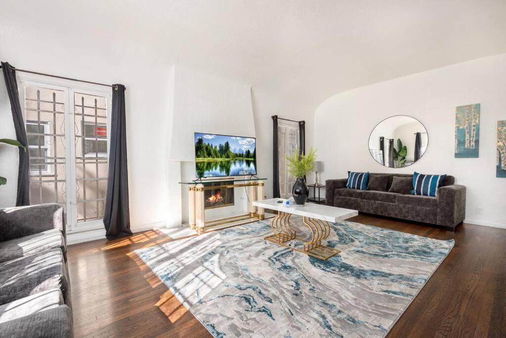 Serenity In The City: 2br W/ Hot Tub Los Angeles