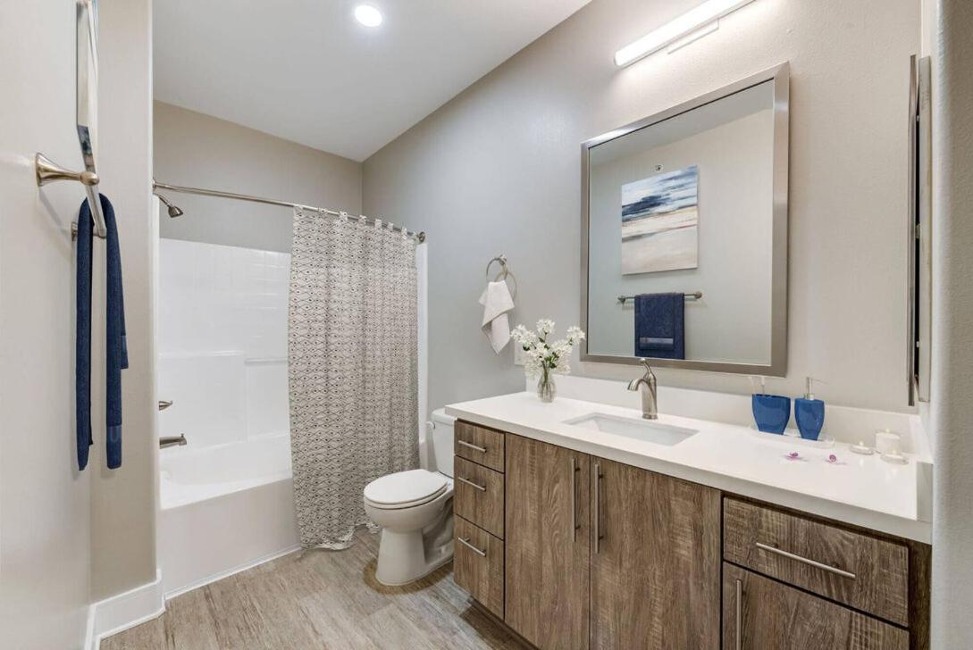 Woodland Hills Luxury 2 Bed Ca