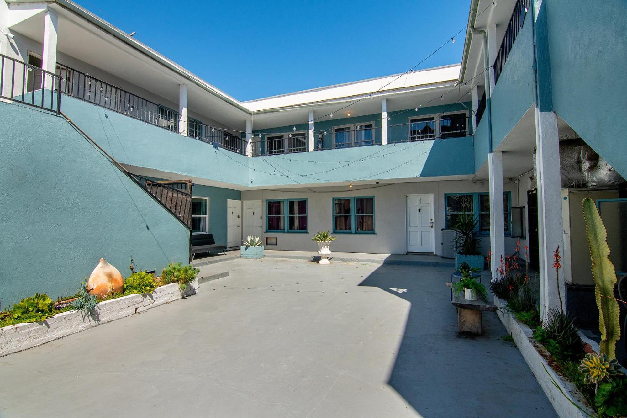 Beautiful 3 Bedroom Beverly Hills Adj Apartment Los Angeles
