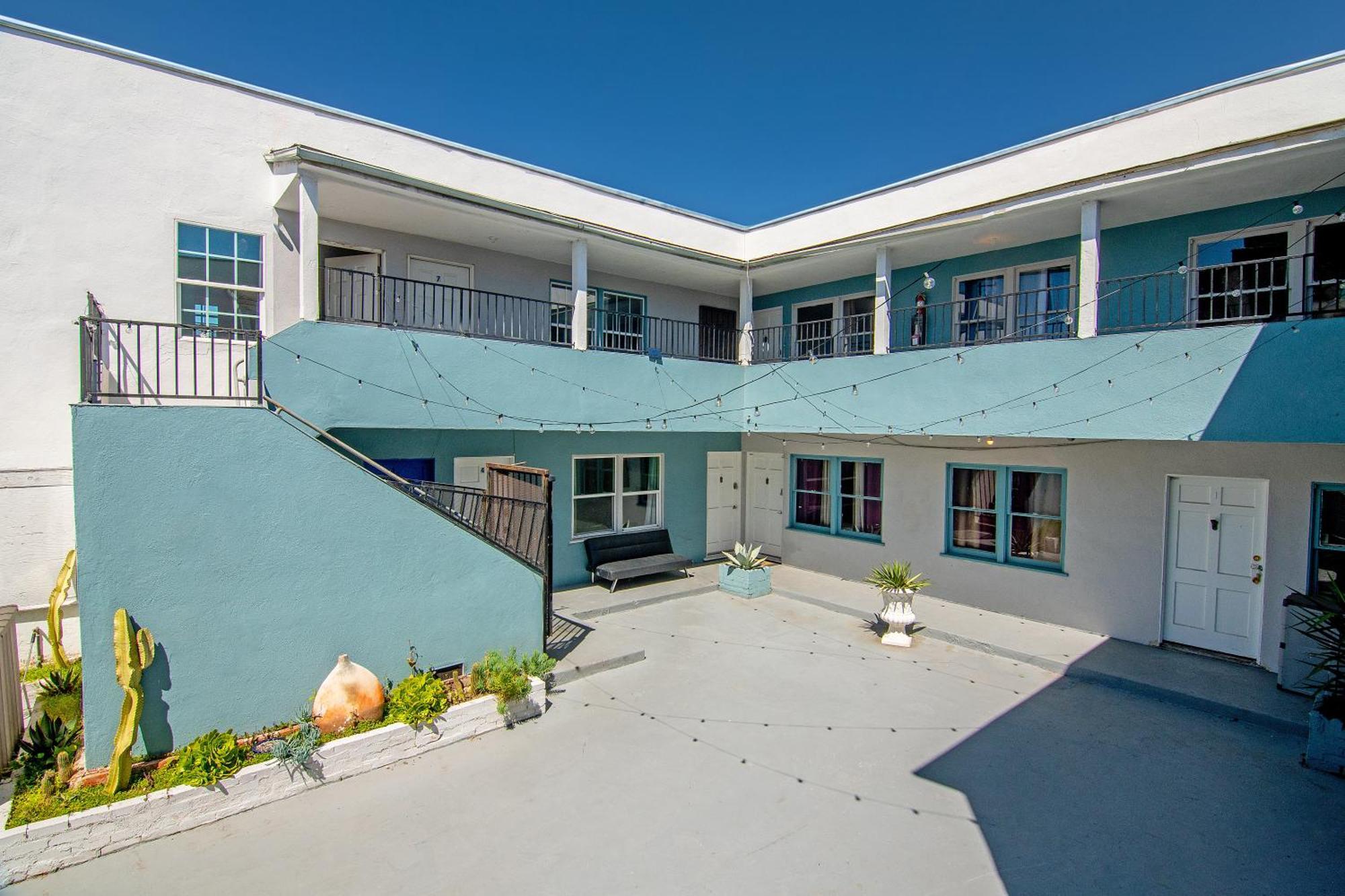 Beautiful 3 Bedroom Beverly Hills Adj Apartment