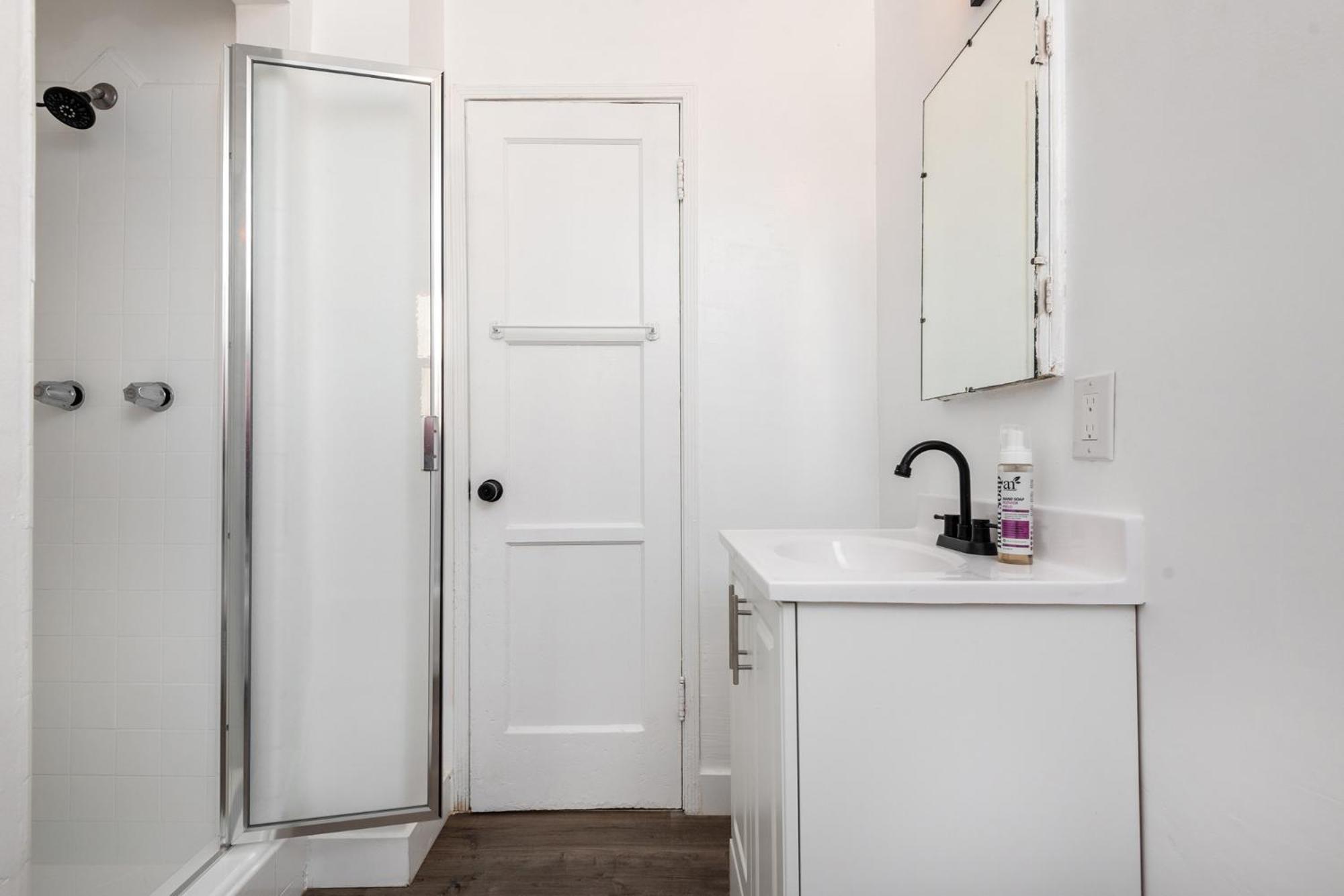A Slice Of Paradise: 2br Apt. With Hot Tub Los Angeles