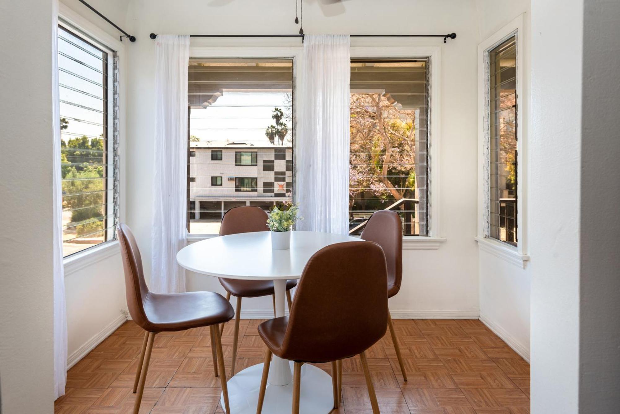Spacious Family-friendly W/ Hot Tub Apartment Los Angeles
