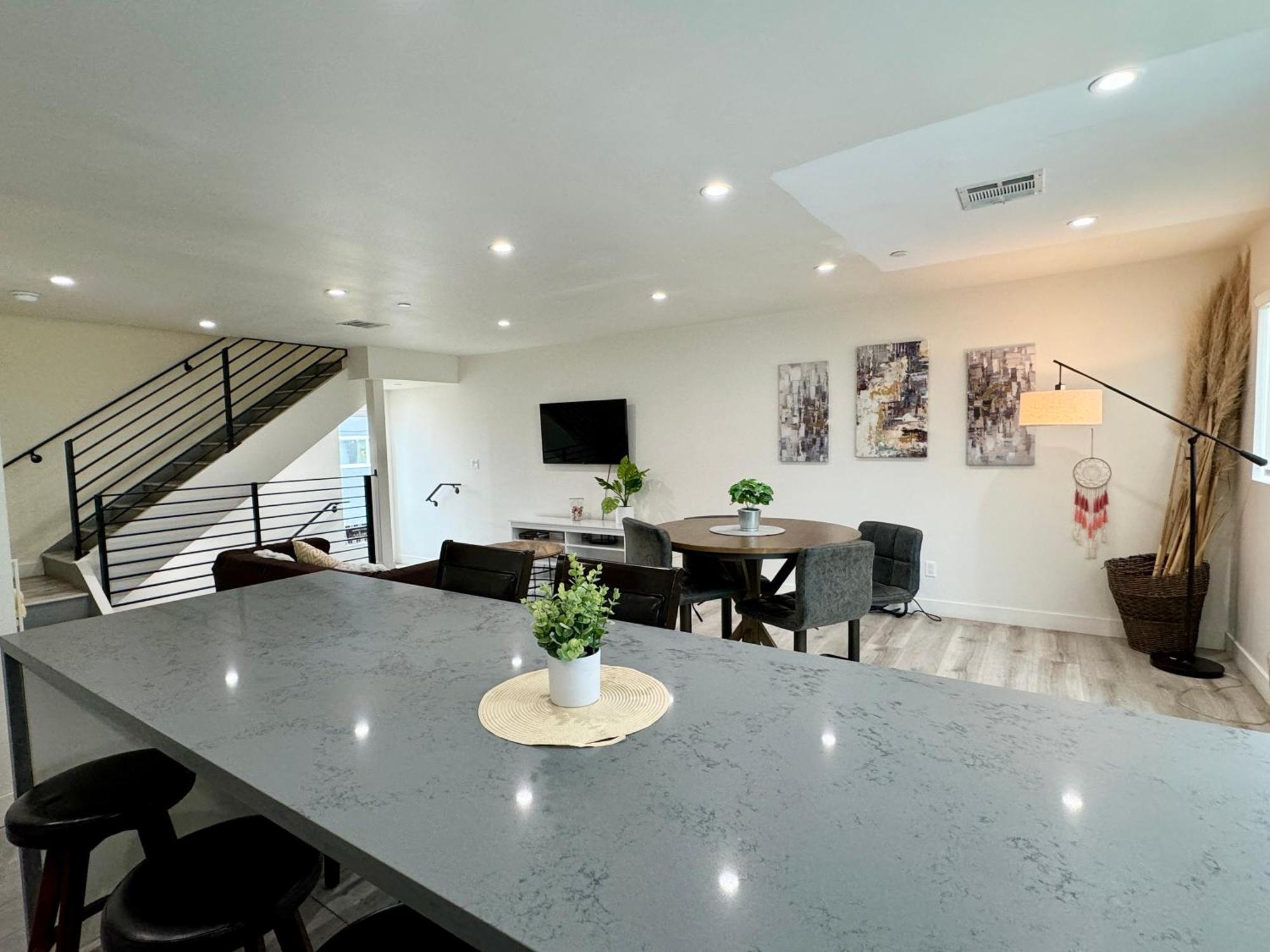 Cozy Chamber 3 Bedroom Hollywood Townhouse Los Angeles