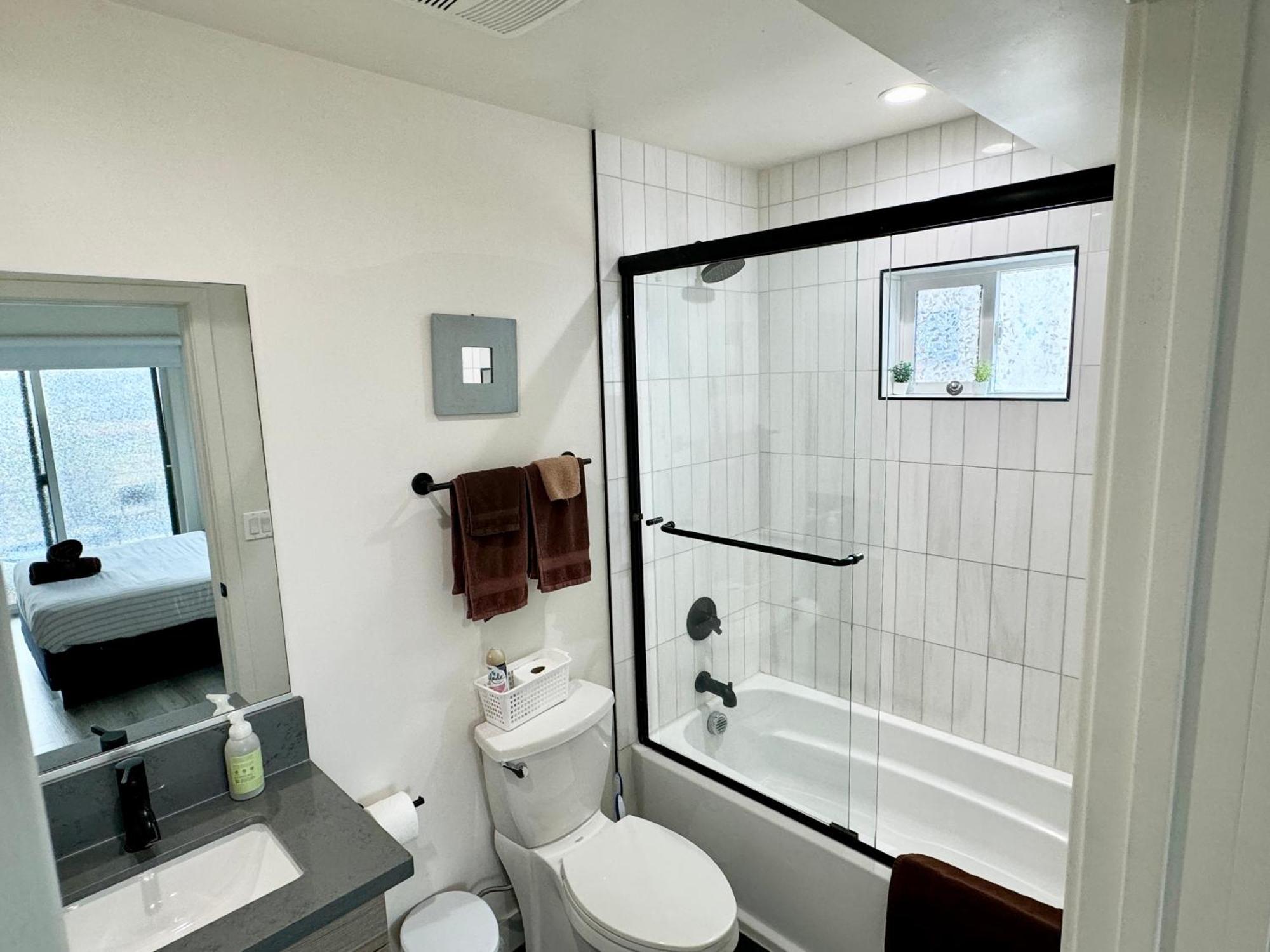 Cozy Chamber 3 Bedroom Hollywood Townhouse