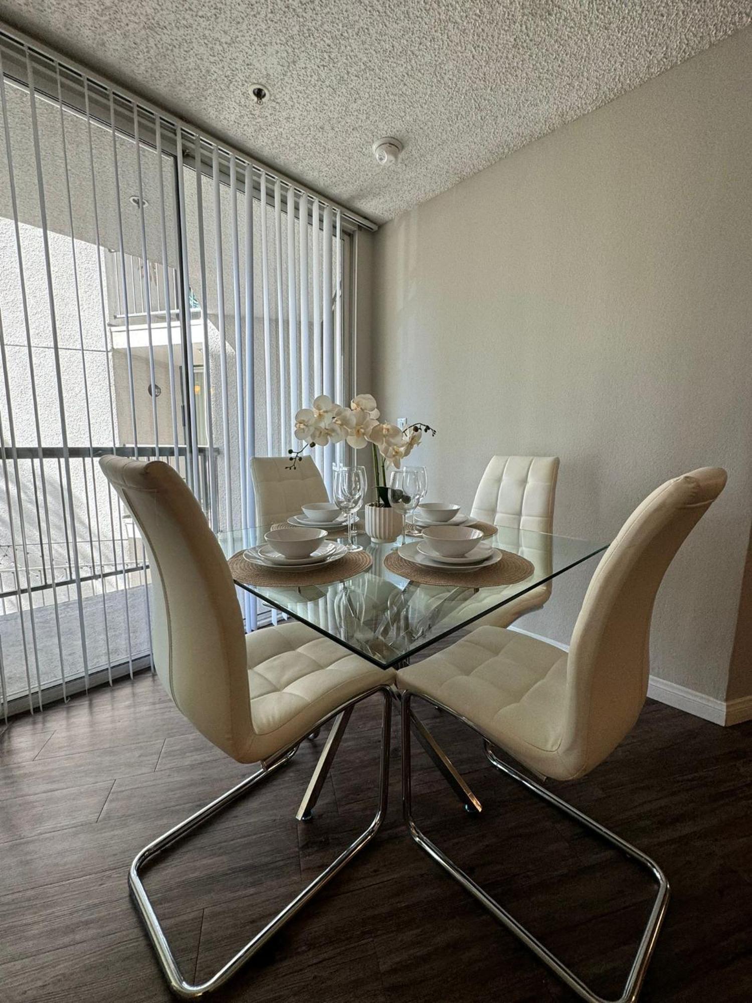 Incredible Two Bedroom Hollywood Free Parking Los Angeles