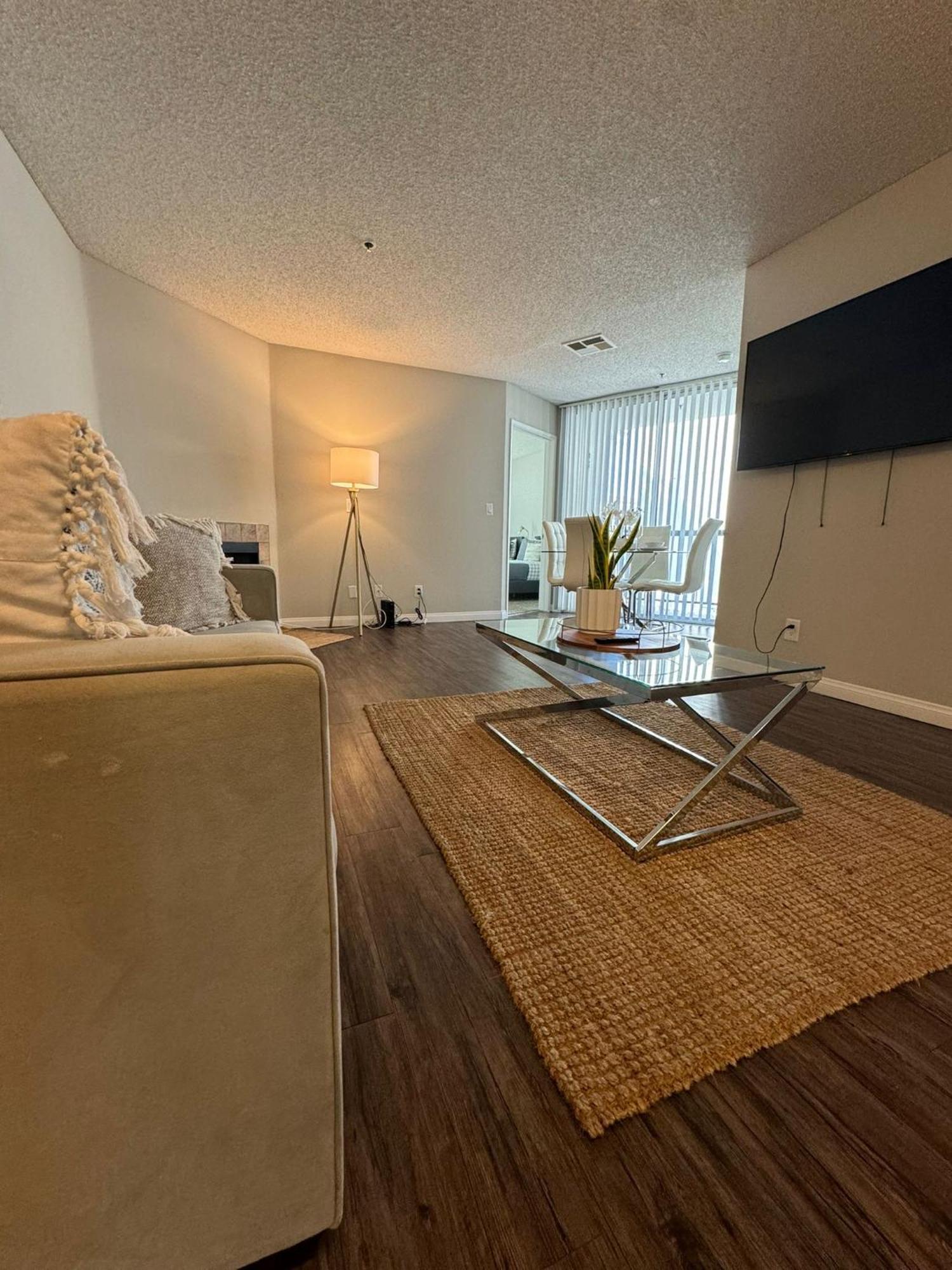 Apartment Incredible Two Bedroom Hollywood Free Parking