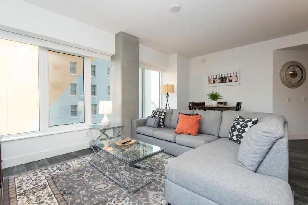 Sleeps 9 Three Bedroom Heart Of Downtown Angeles