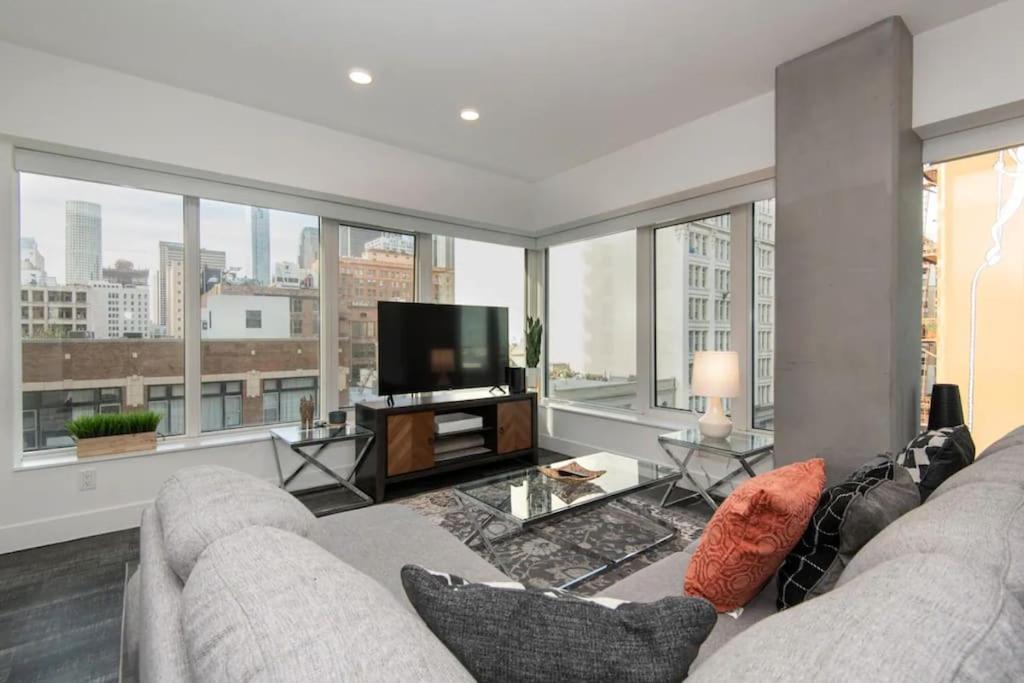 Sleeps 9 Three Bedroom Heart Of Downtown Angeles