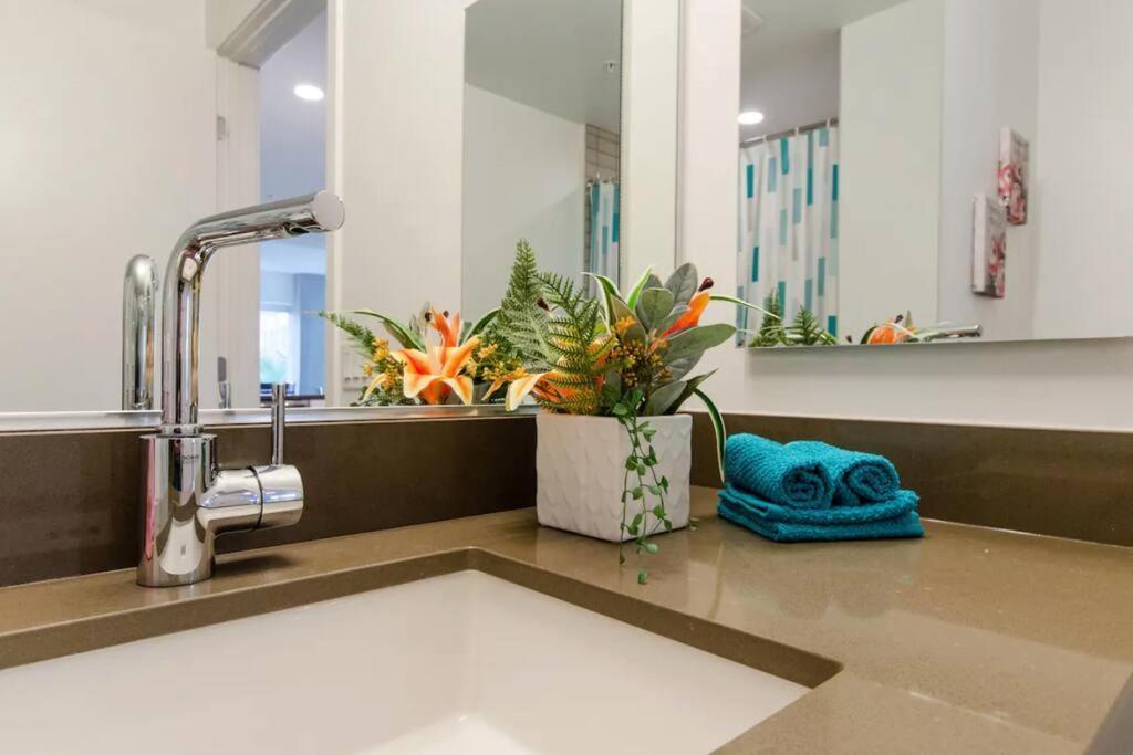 Apartment Stylish 3bed Highrise With Pool, Spa, Rooftop Deck *