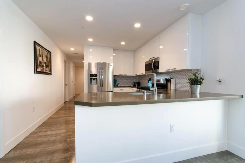 Stylish 3bed Highrise With Pool, Spa, Rooftop Deck Los Angeles