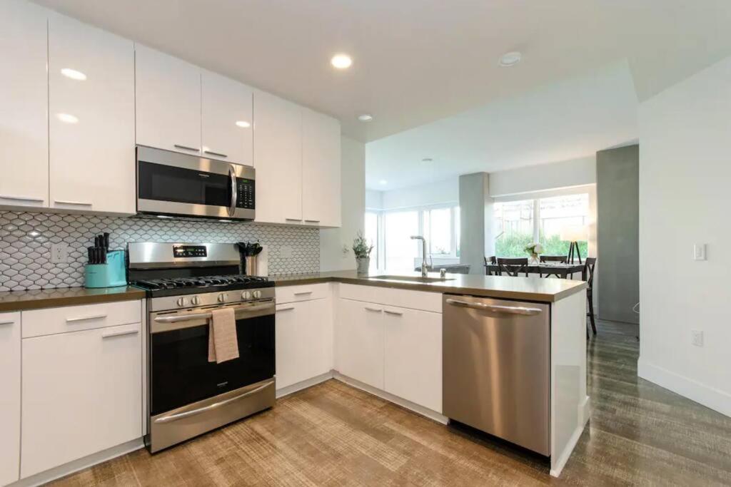 Stylish 3bed Highrise With Pool, Spa, Rooftop Deck Los Angeles