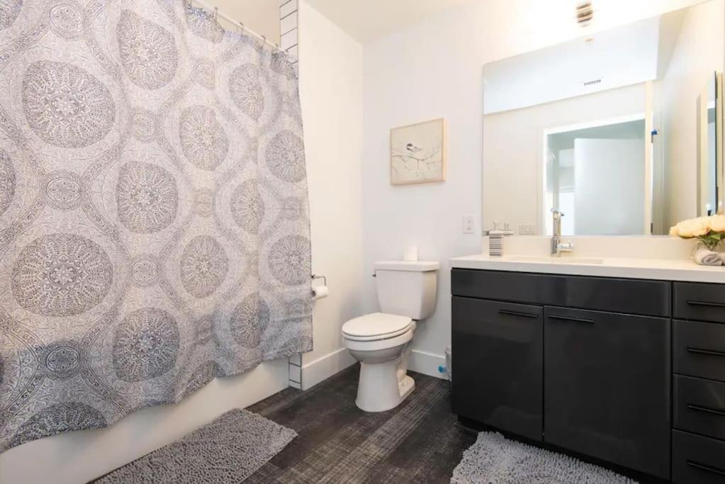 Sleeps 9 Three Bedroom Heart Of Downtown Angeles