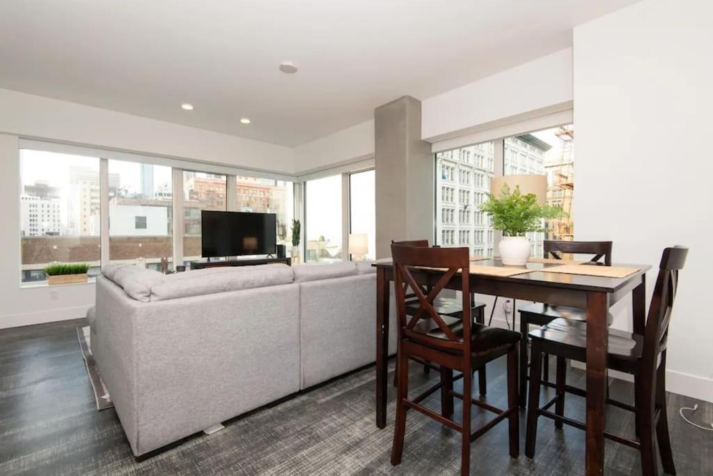 Sleeps 9 Three Bedroom Heart Of Downtown Angeles