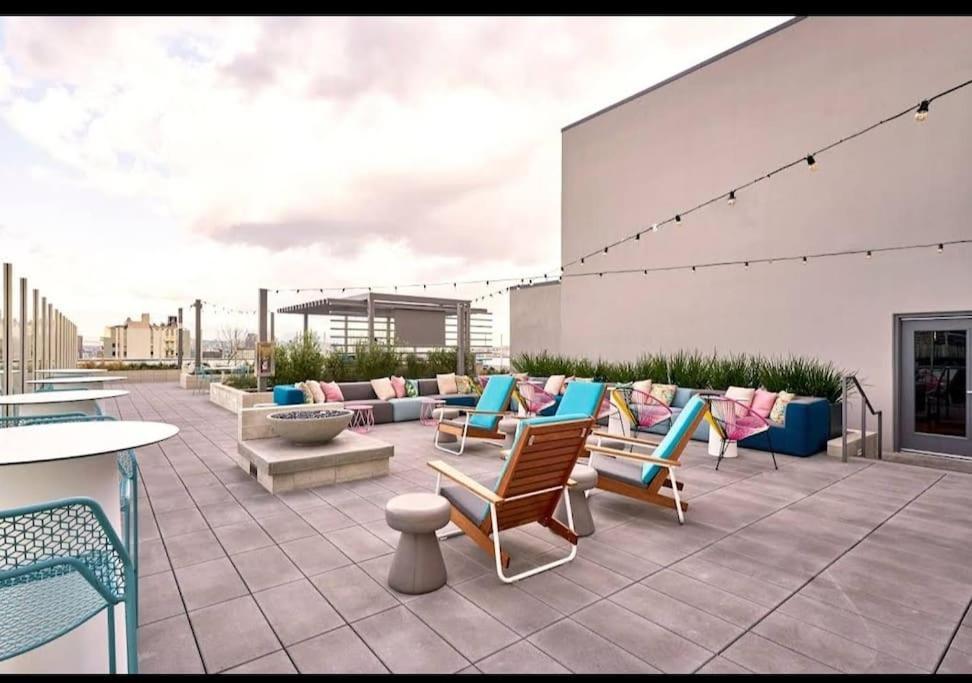 Sleeps 9 Three Bedroom Heart Of Downtown Angeles