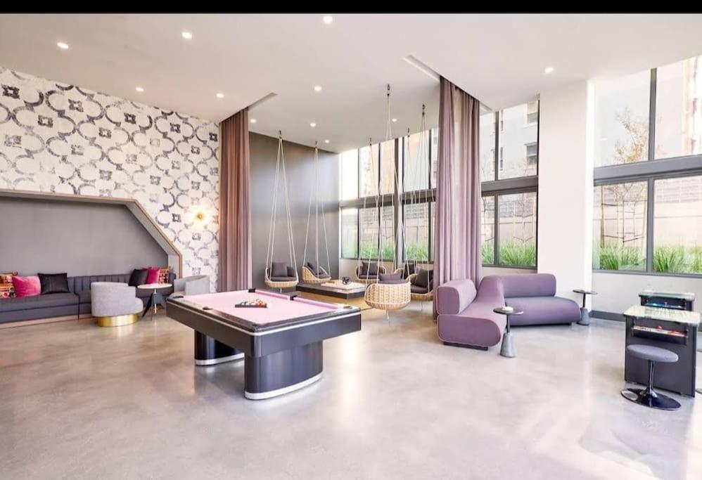 Sleeps 9 Three Bedroom Heart Of Downtown Angeles