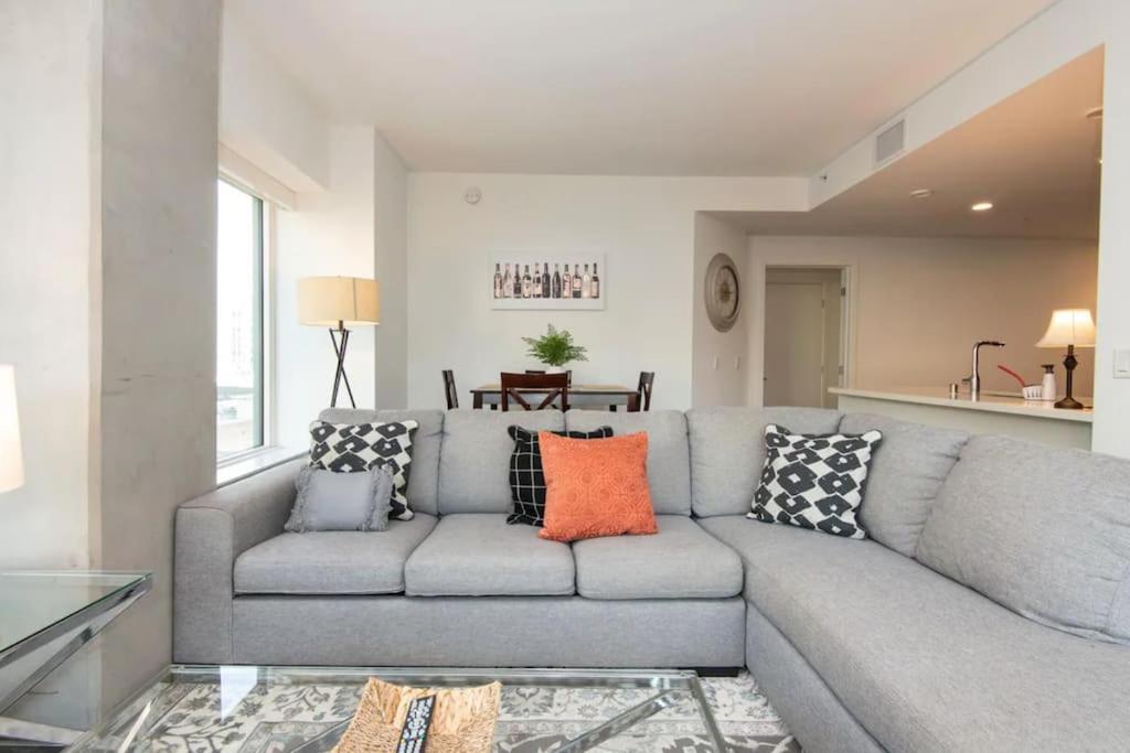 Sleeps 9 Three Bedroom Heart Of Downtown Angeles