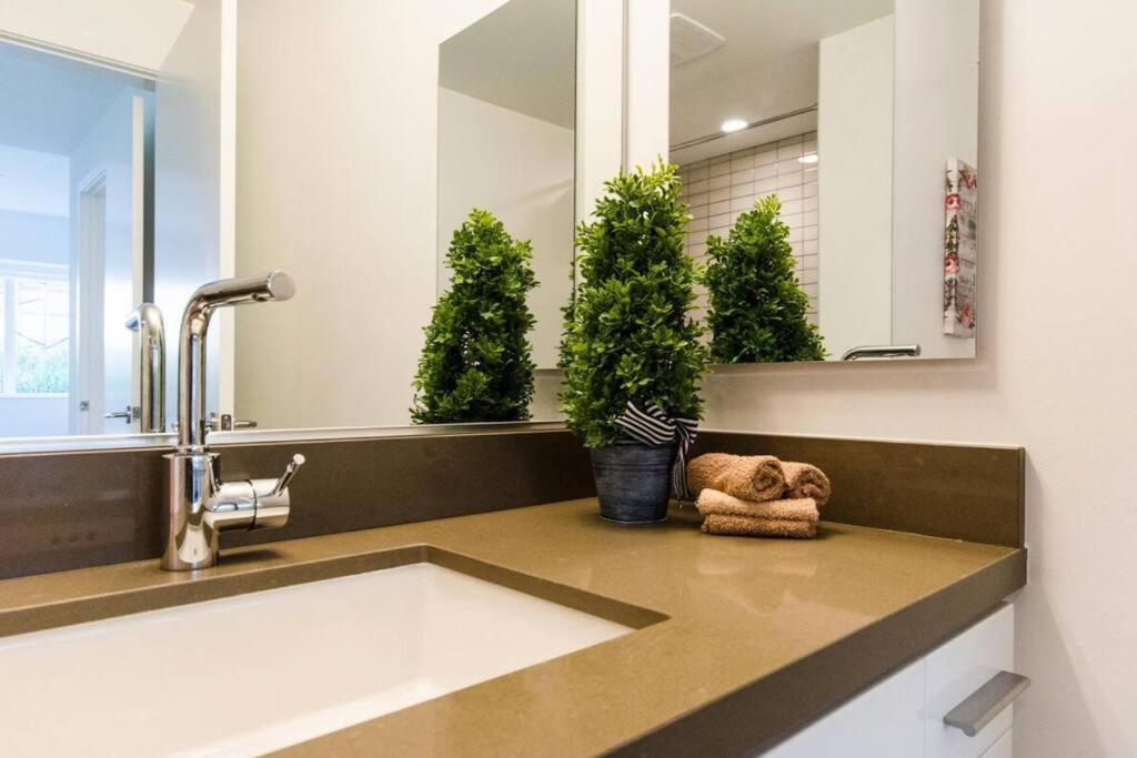 Apartment Cripto Arena In 5 Min Sleeps 9 Three Bedrooms *