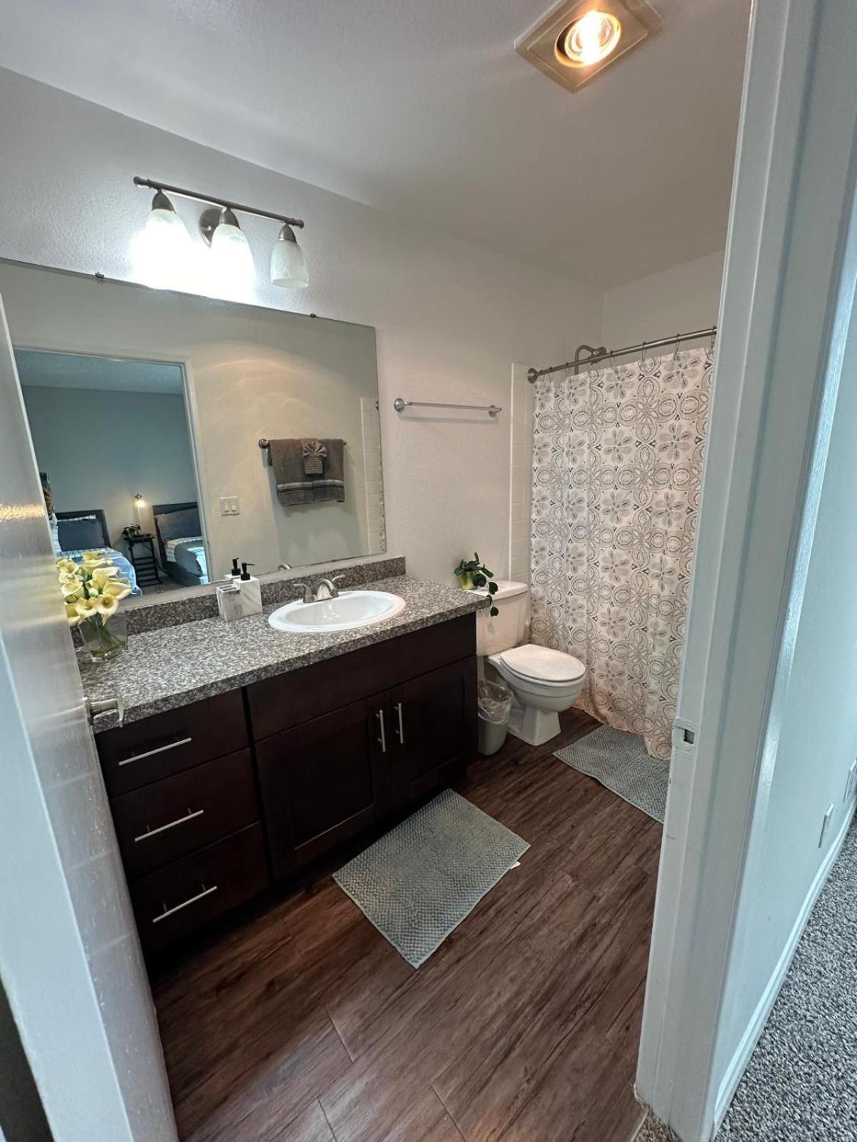 Incredible Two Bedroom Hollywood Free Parking Los Angeles
