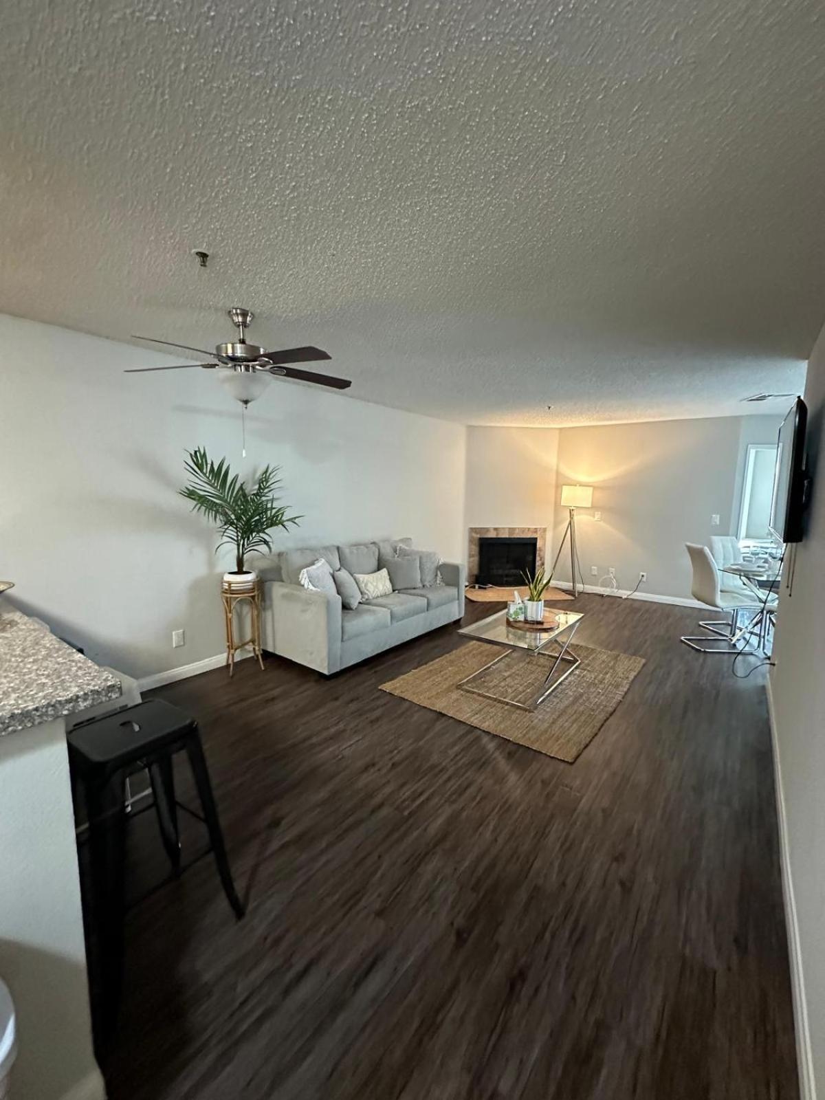 Incredible Two Bedroom Hollywood Free Parking