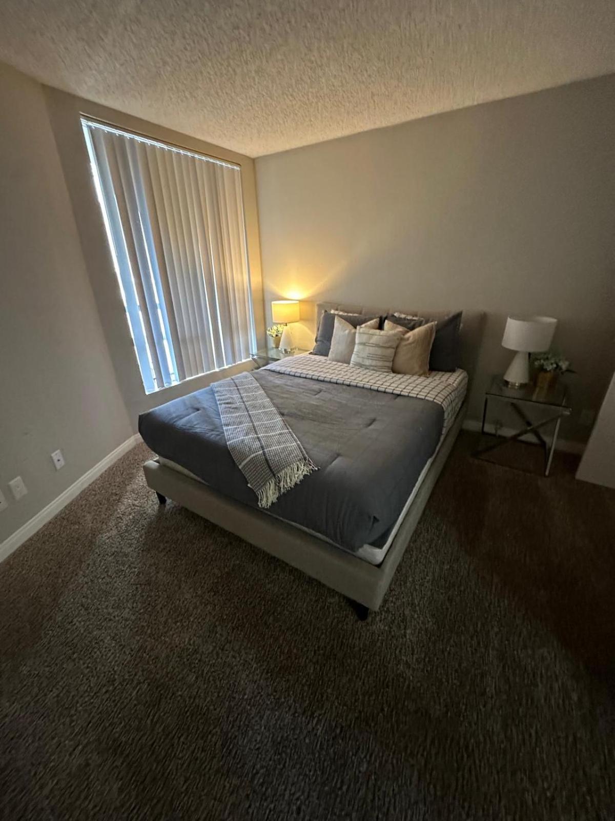 Apartment Incredible Two Bedroom Hollywood Free Parking