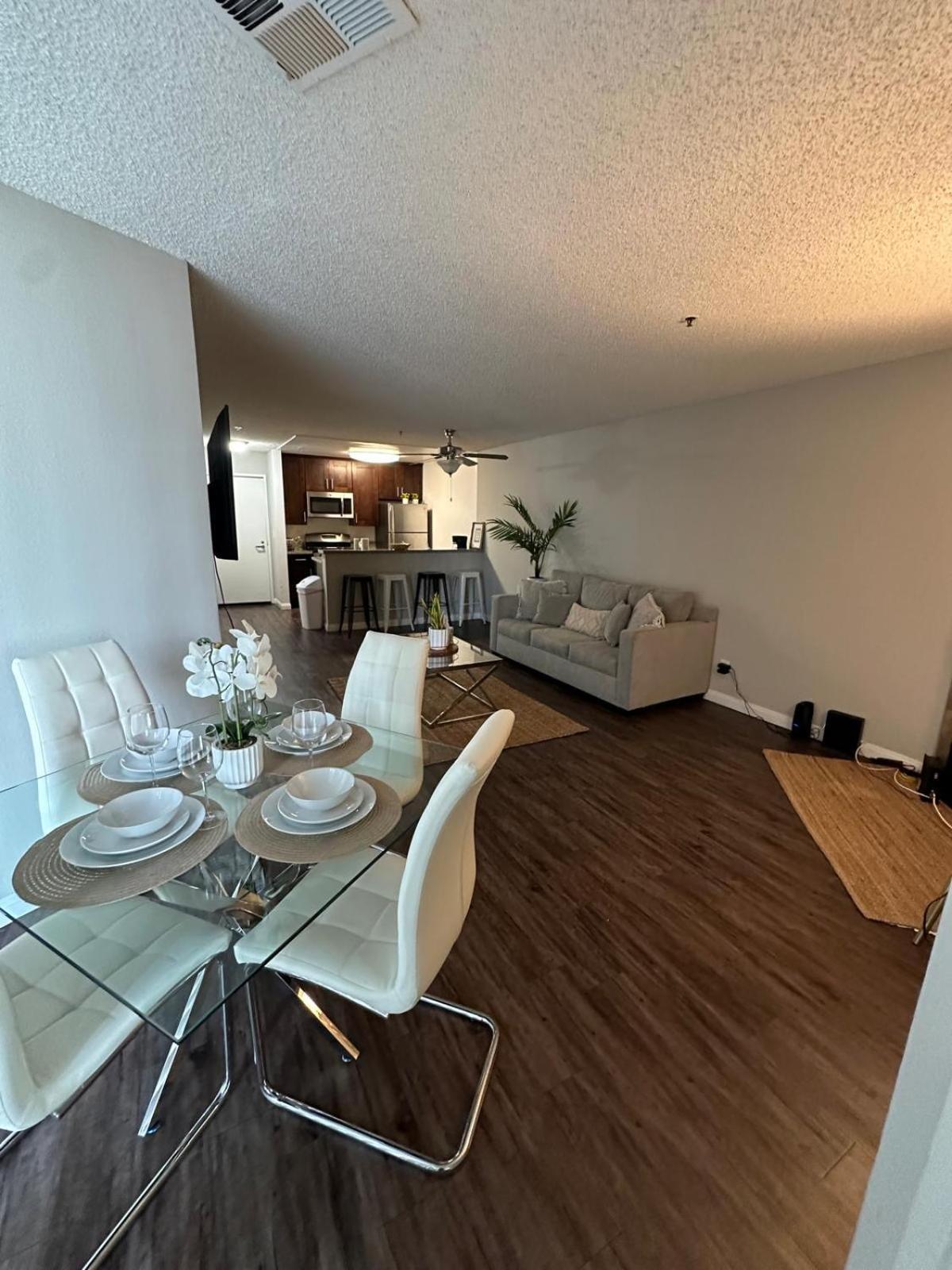 Apartment Incredible Two Bedroom Hollywood Free Parking