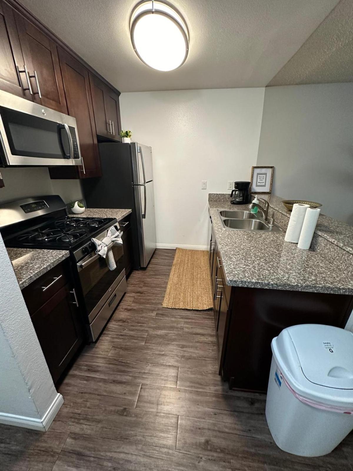Incredible Two Bedroom Hollywood Free Parking