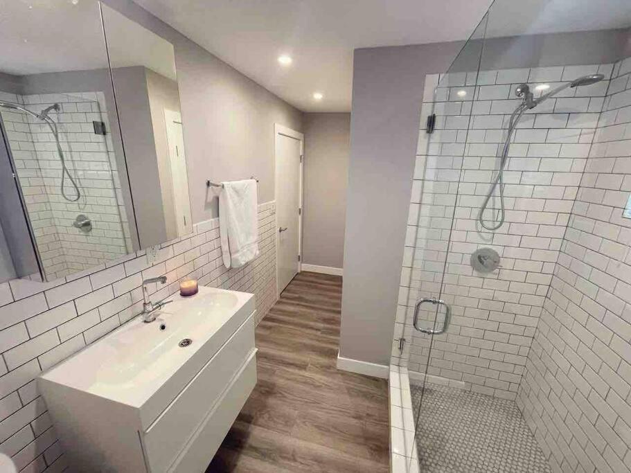 Apartment Nightly Modern 1 Bed 12a