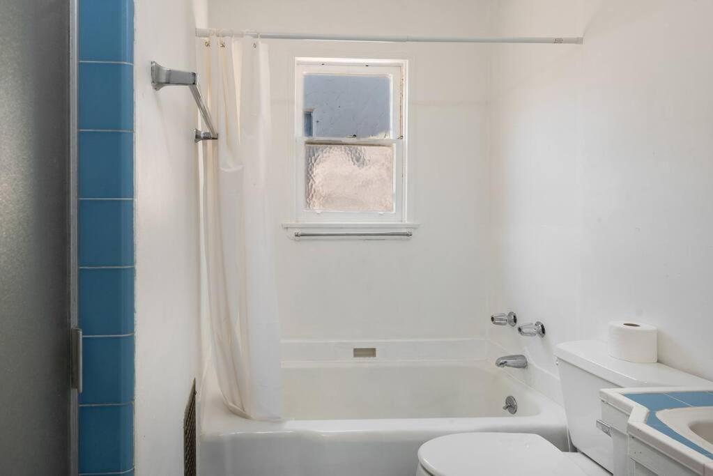 Comfy 1 Bedroom W/ Hot Tub - Sleeps 4 Los Angeles