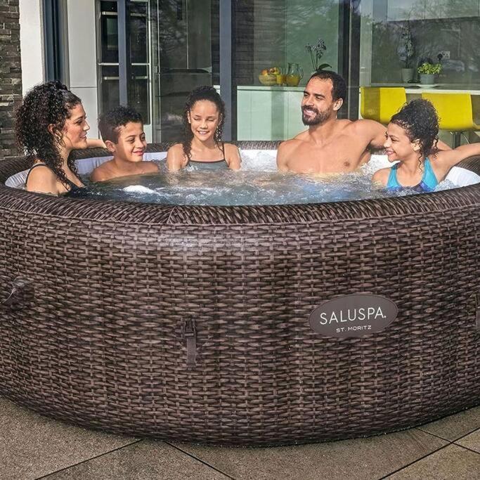 Comfy 1 Bedroom W/ Hot Tub - Sleeps 4