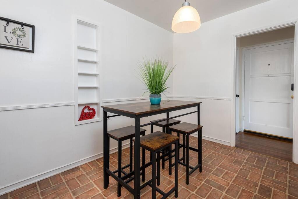 Comfy 1 Bedroom W/ Hot Tub - Sleeps 4 Los Angeles