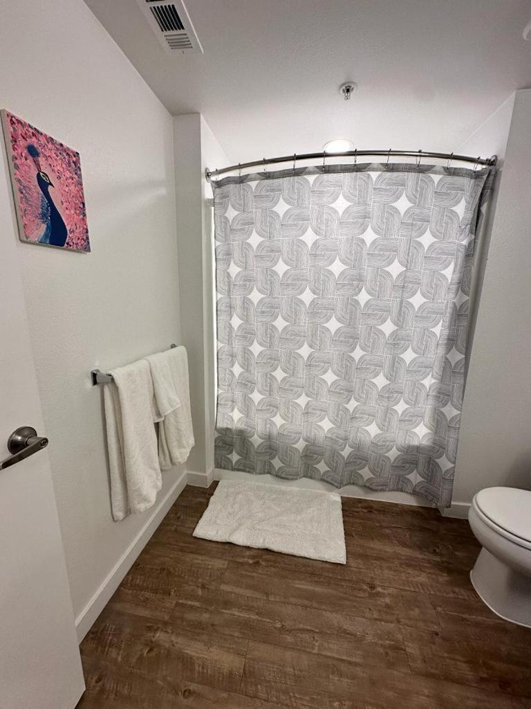 Universal 10 Min Drive Free Parking And Wifi Apartment *