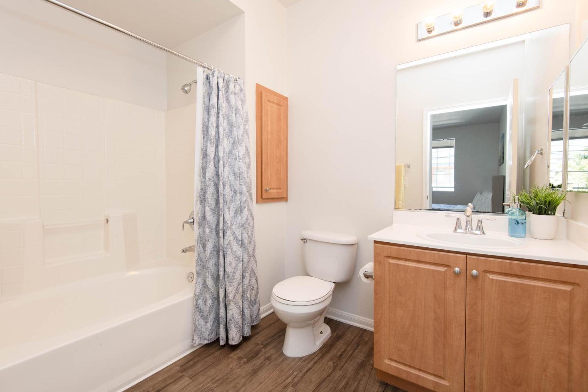 Two Bedroom Sleeps 6 With Free Parking Near Boating Apartment *