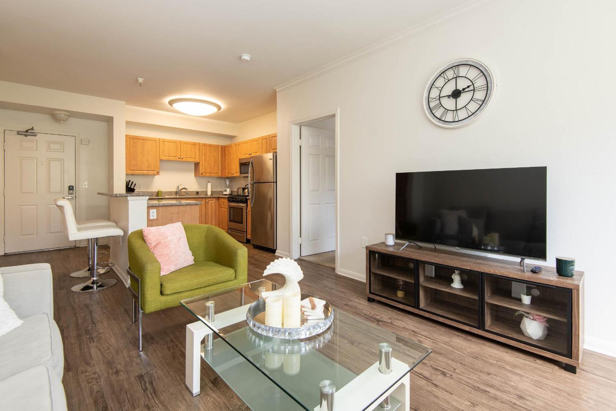 Two Bedroom Sleeps 6 With Free Parking Near Boating Apartment *