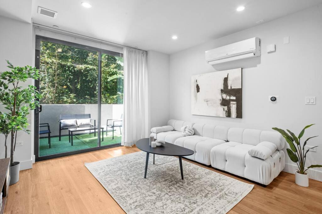 Versatile Luxury Oasis Apartment