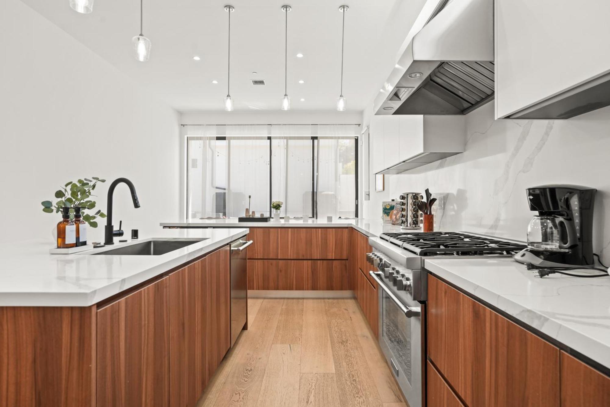 New Lavish Elegant 3br In Mar Vista, Pet Friendly! 10min To Venice Beach! Holiday home Los Angeles