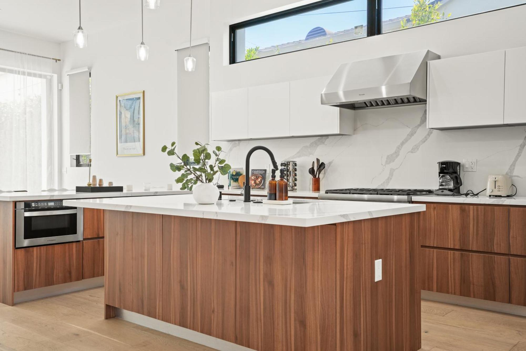 New Lavish Elegant 3br In Mar Vista, Pet Friendly! 10min To Venice Beach! Holiday home Los Angeles