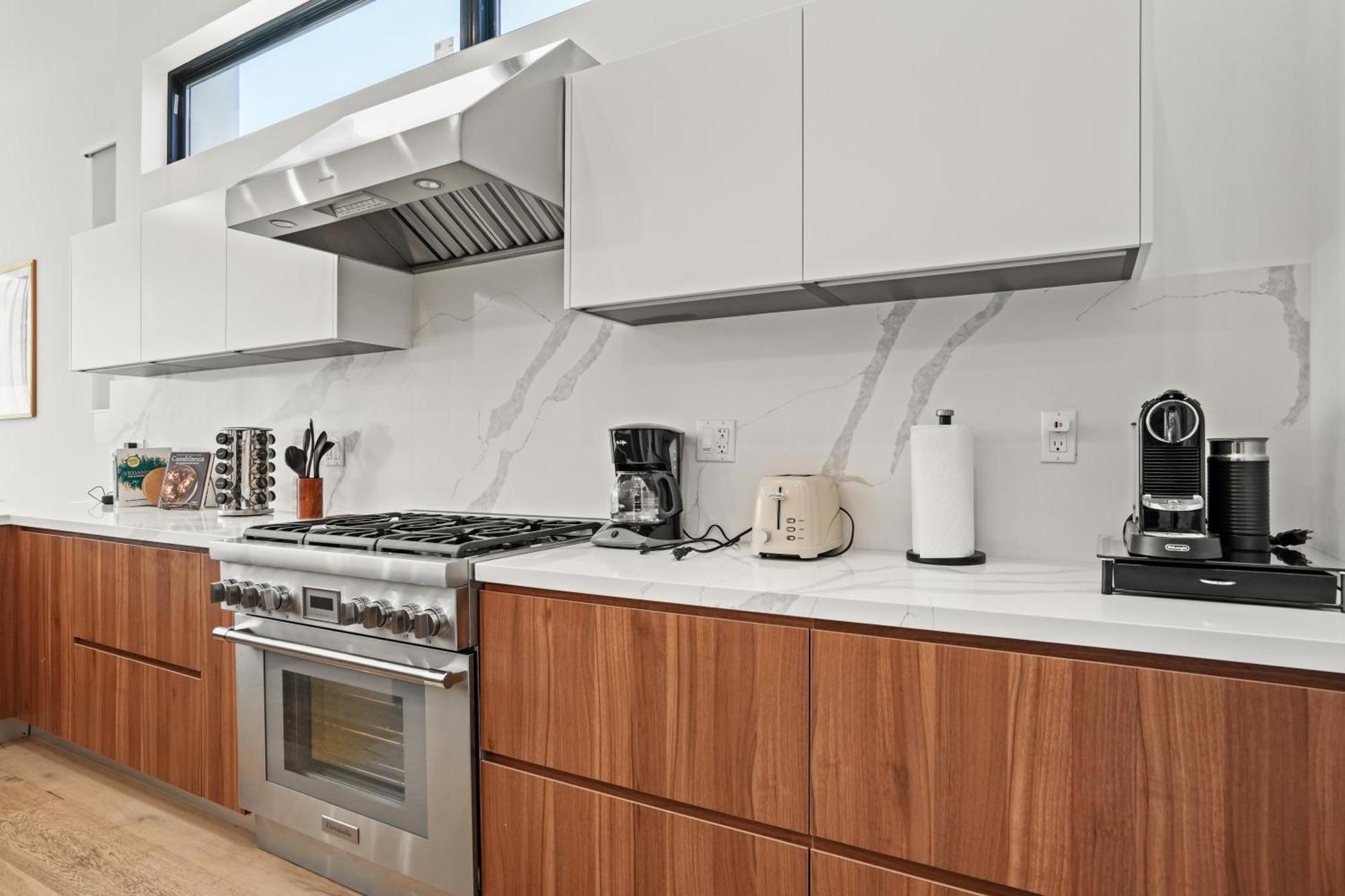 New Lavish Elegant 3br In Mar Vista, Pet Friendly! 10min To Venice Beach! Holiday home Los Angeles