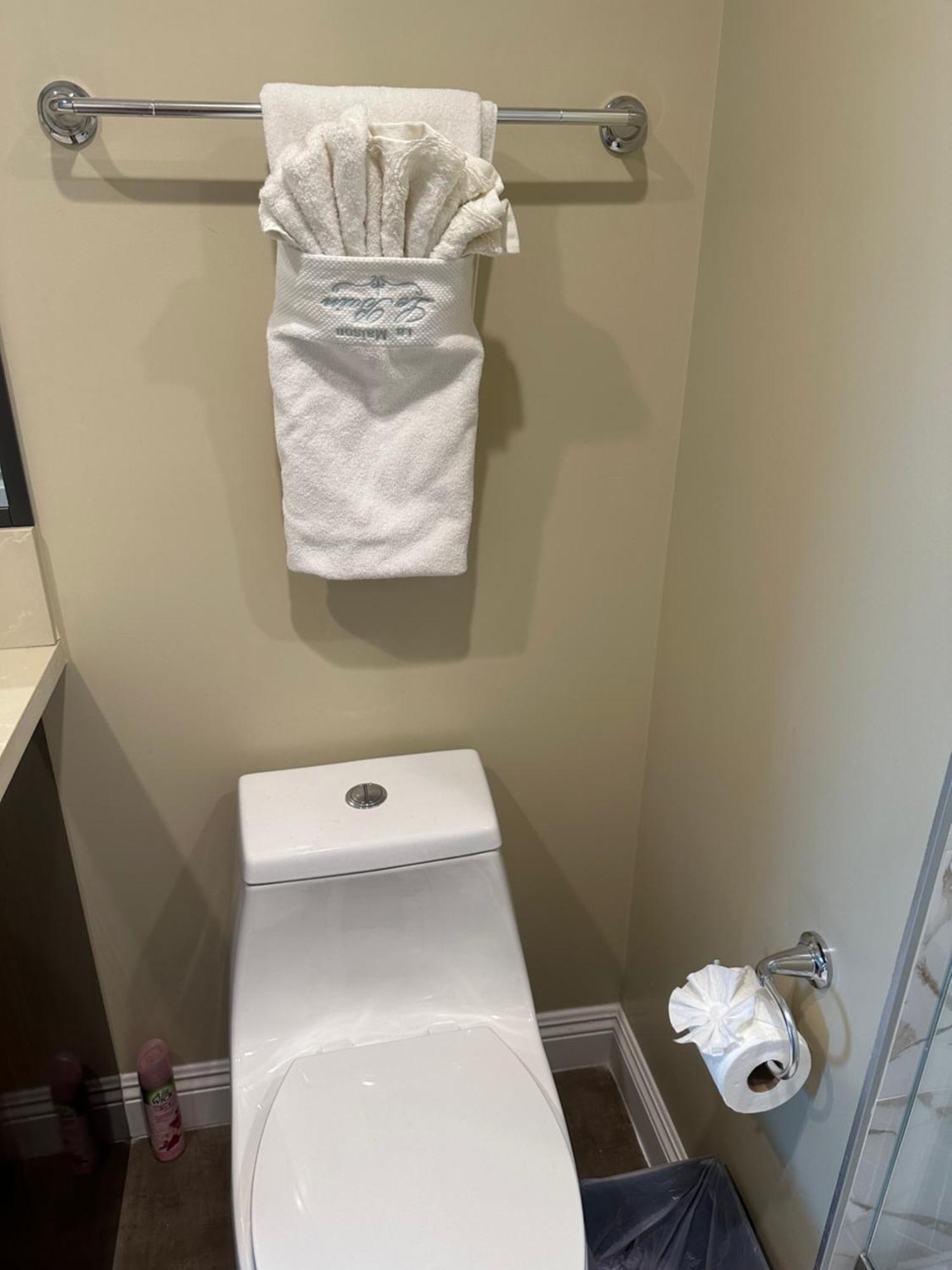 New And Bright Bedroom Ensuite Homestay
