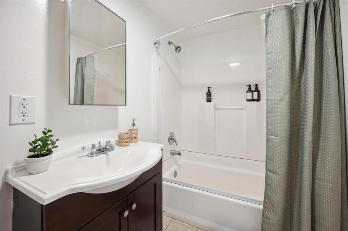 Chic Boho Retreat - Pool, Patio, Mini Golf & Arcade, Mins From Universal Studios! Holiday home