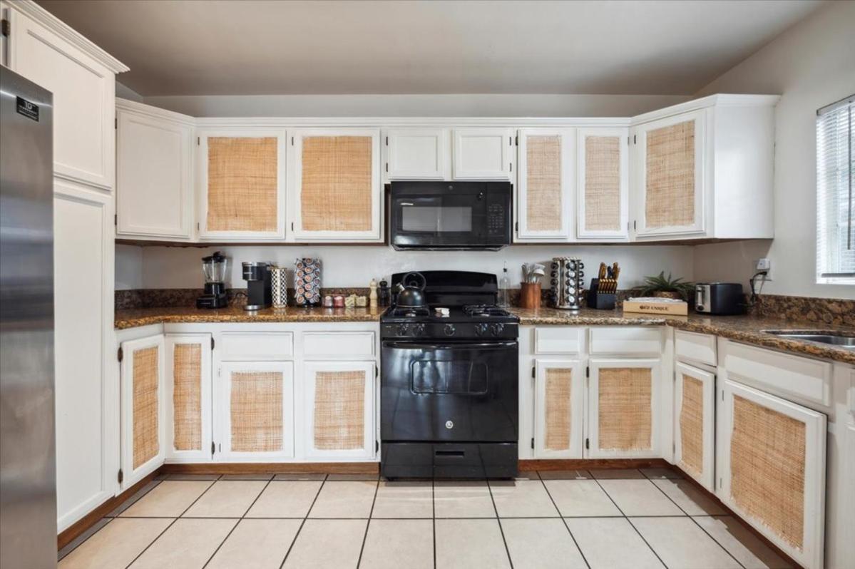 Chic Boho Retreat - Pool, Patio, Mini Golf & Arcade, Mins From Universal Studios! Holiday home