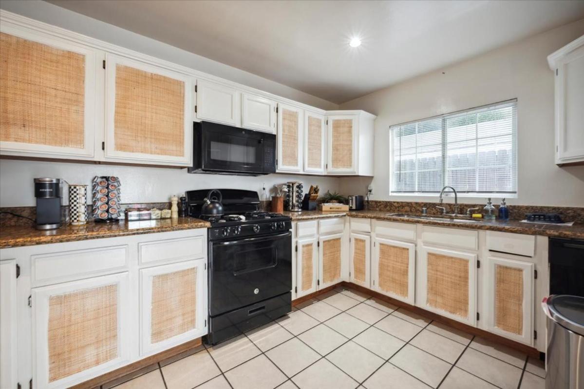 Chic Boho Retreat - Pool, Patio, Mini Golf & Arcade, Mins From Universal Studios! Holiday home *