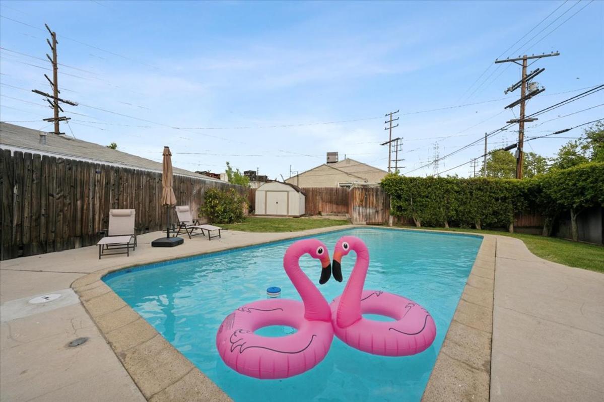 Chic Boho Retreat - Pool, Patio, Mini Golf & Arcade, Mins From Universal Studios! Holiday home *