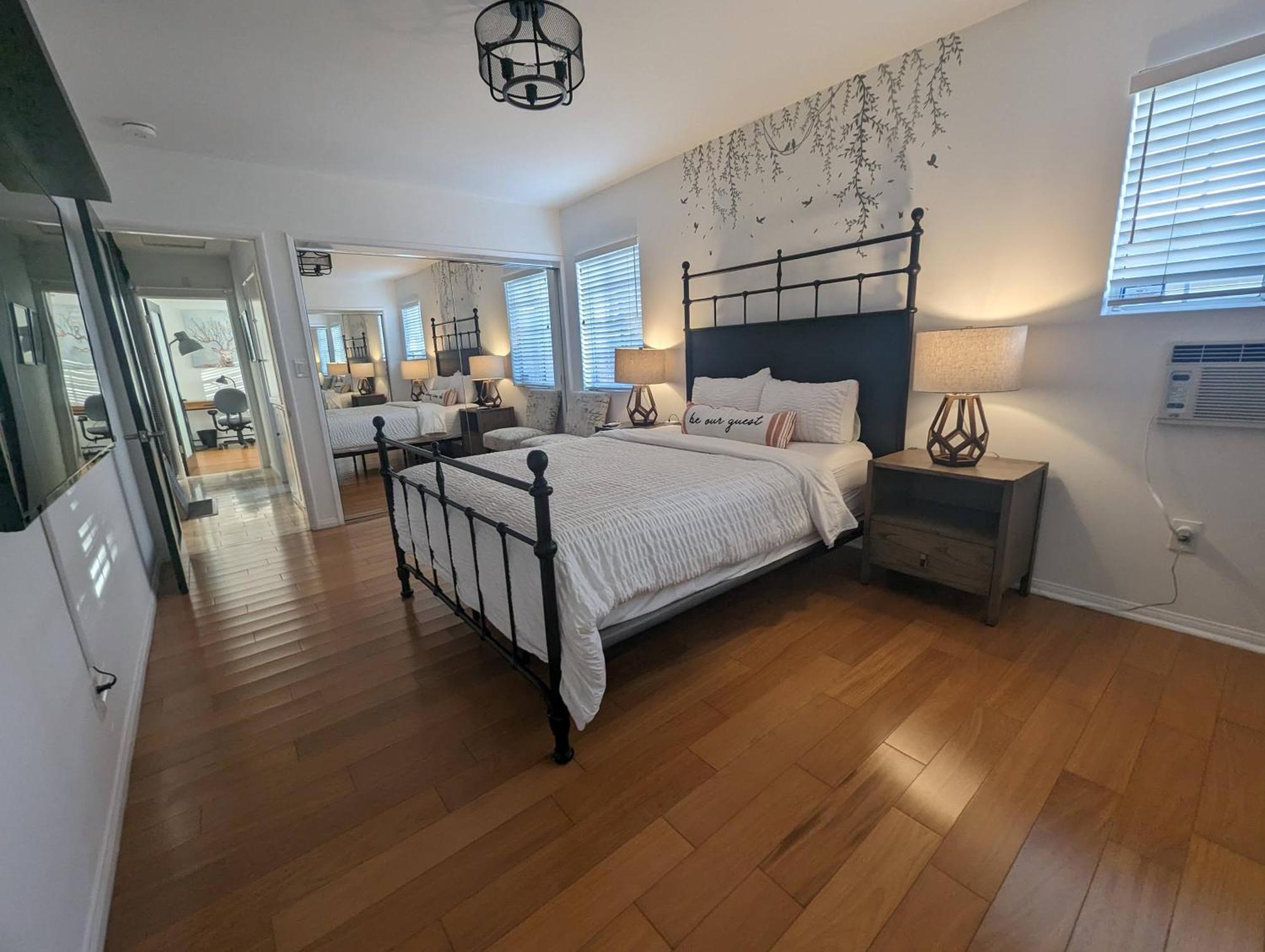 3 Bedroom + Near Venice + Redecorated + Backyard With Bbq *