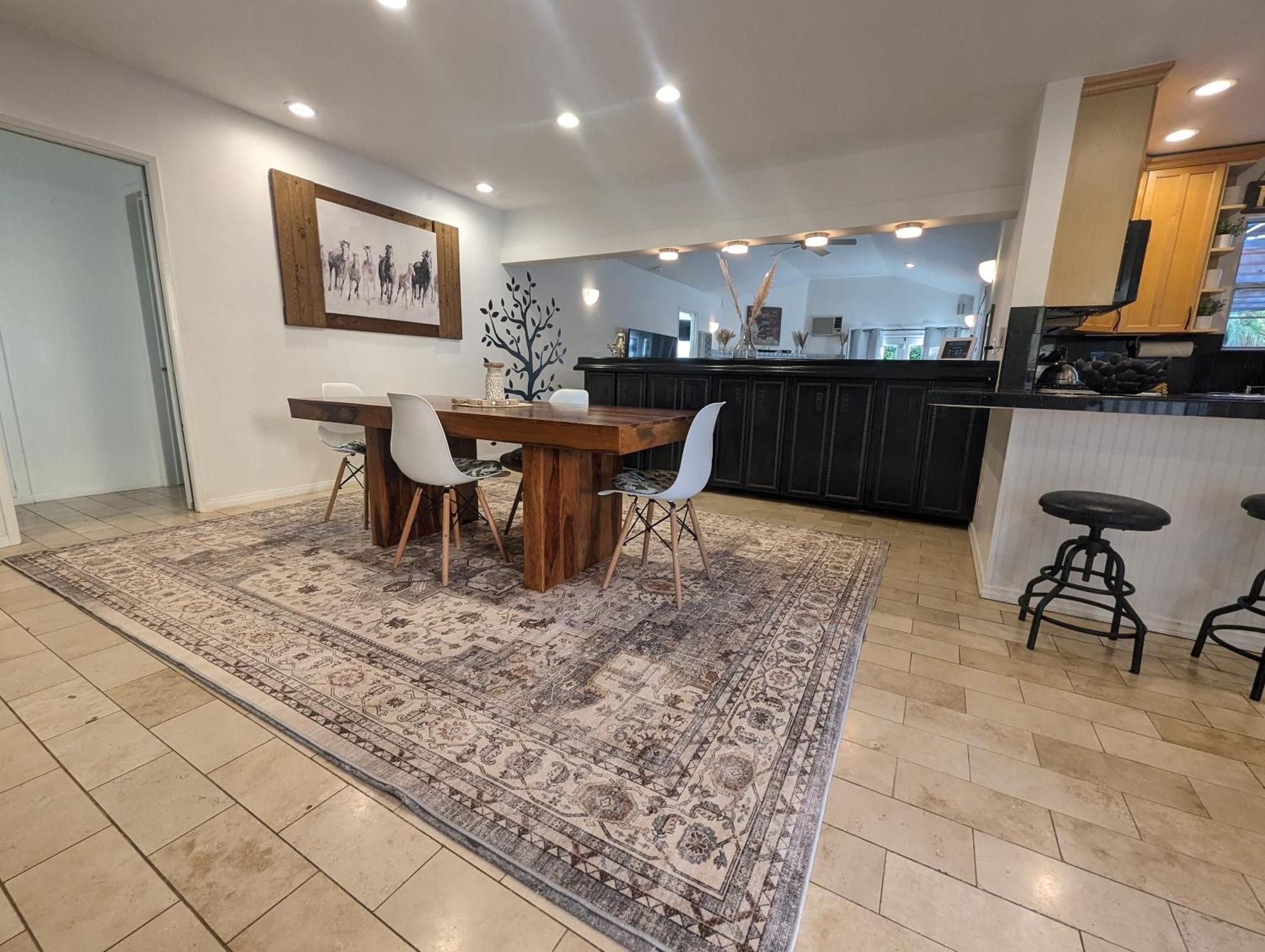 3 Bedroom + Near Venice + Redecorated + Backyard With Bbq Villa
