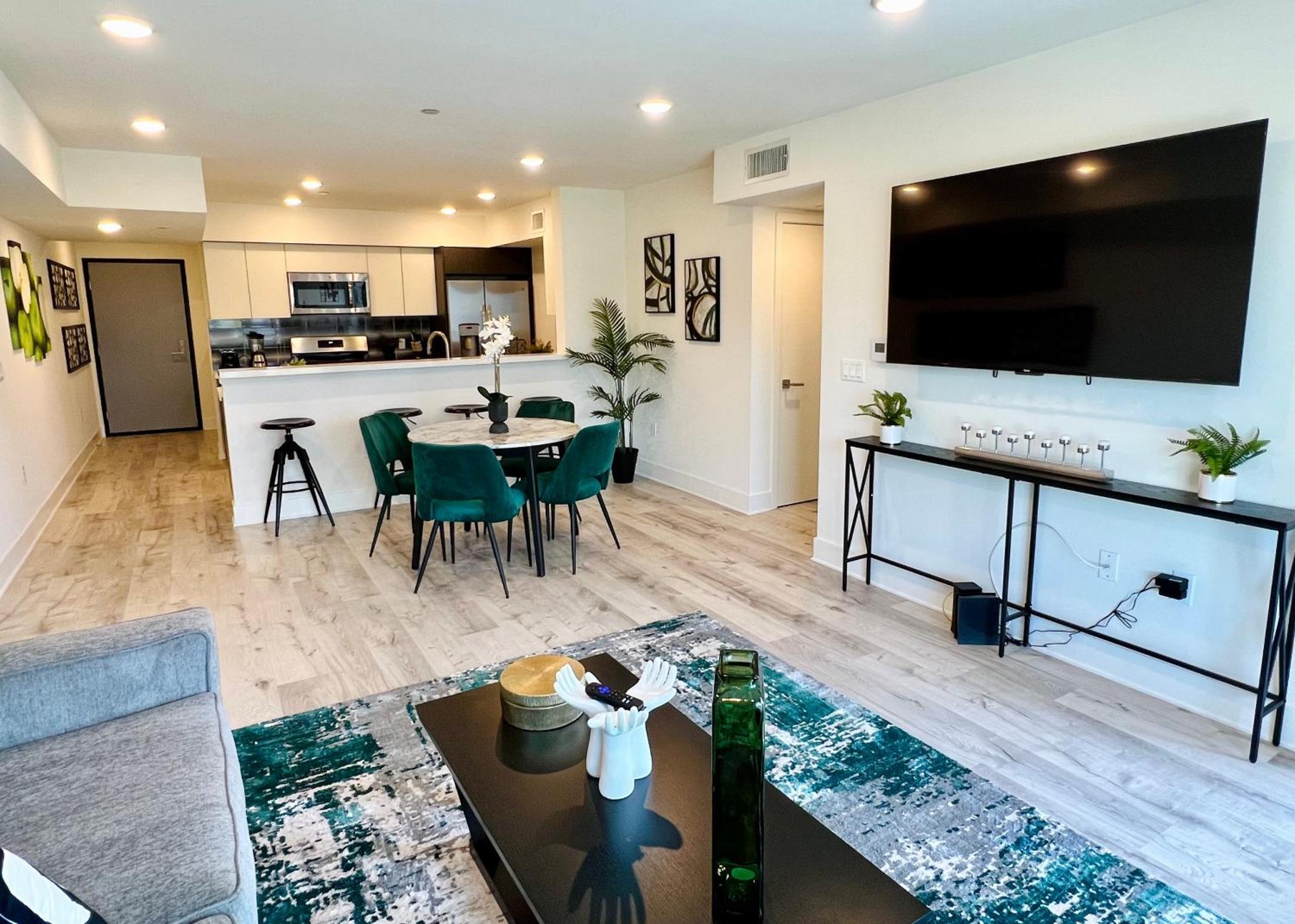 Century Cozy 2 Bedroom 4 Sleeps Crib W Parking 505 *