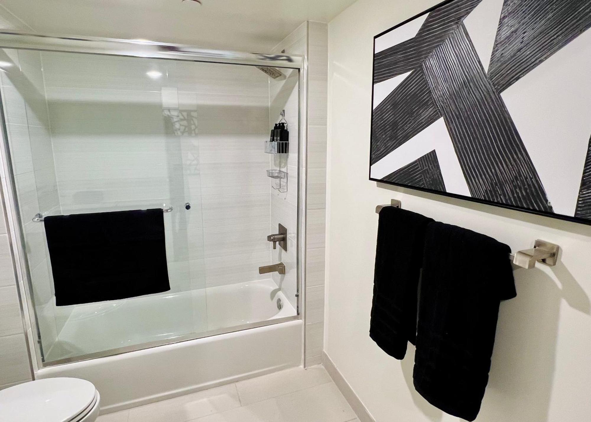 Century Cozy 2 Bedroom 4 Sleeps Crib W Parking 505 *